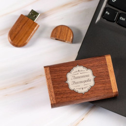 Деревянная флешка в футляре "Деловой стиль"