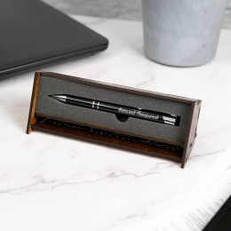 Новогодняя именная ручка "Лидер" (черная) в футляре-подставке с гравировкой